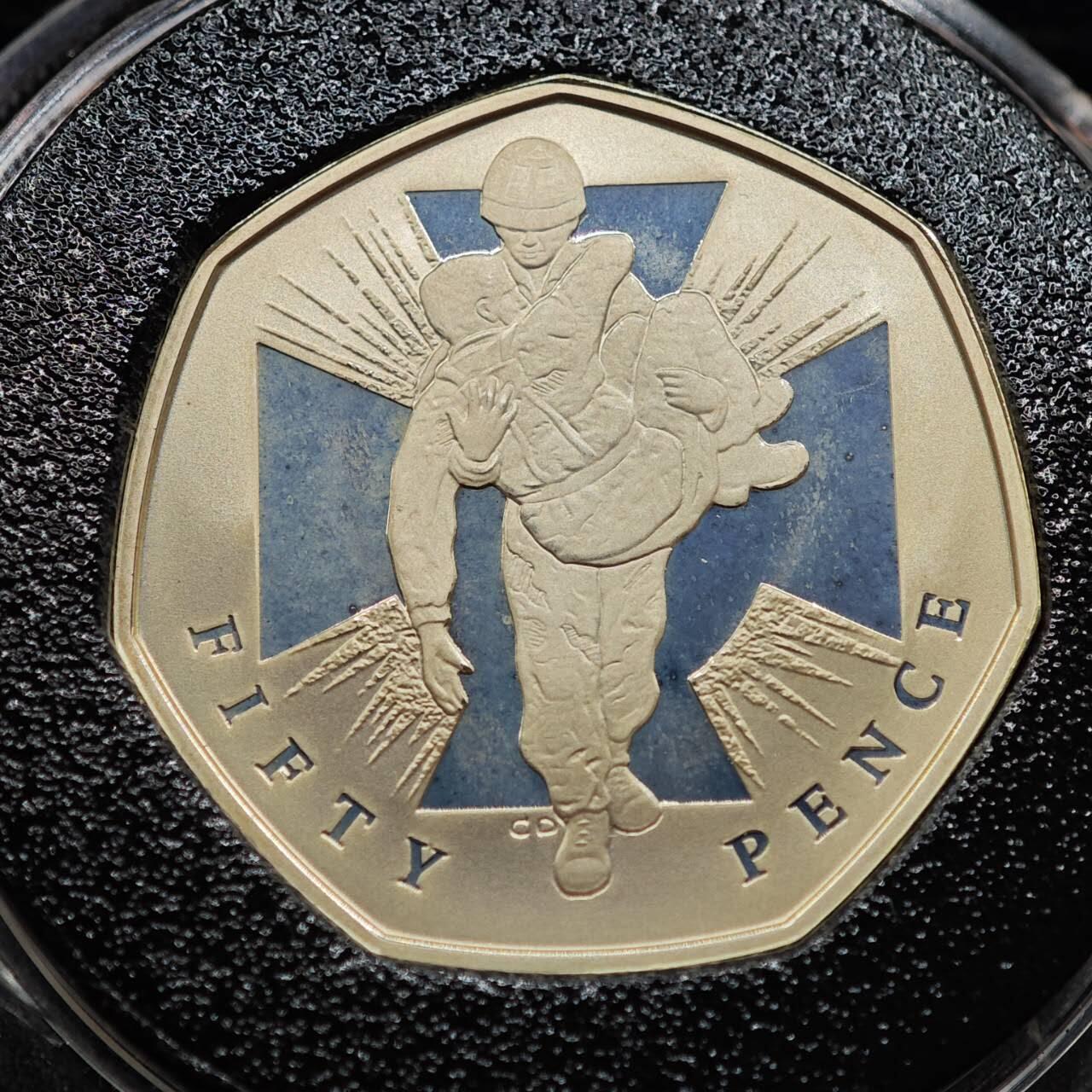 【淘币小摊】实时拍第七百九十五拍   银币套币场   满百包邮可预留二周 每周一统一发货   （稀少）2006年英国50便士2枚加厚精制银币套 维多利亚十字勋章 2X16克925银 发行量5千 盒证全