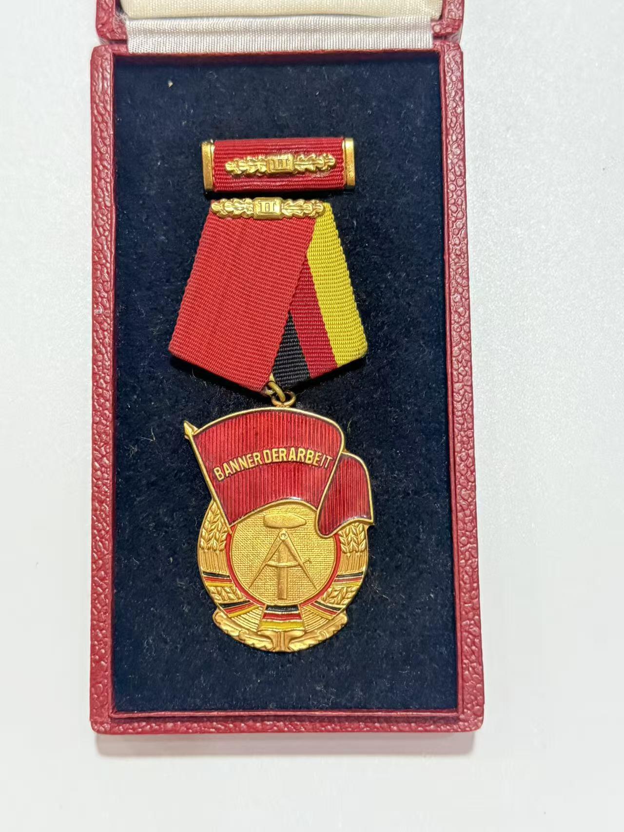 韵星假日精品2025秋季军品类拍卖会-- Rimey Holidays Boutique 2025 Autumn Militaria Sale 民主德国二级劳动红旗勋章带盒略