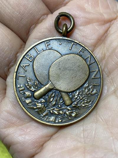 2025年第一百二十七场(总第一百五十三场）外国好品章牌、散币(免佣金) - 英国🇬🇧1963年乒乓球赛事让分单打奖牌(授予选手B. Bridge)，重13.83克