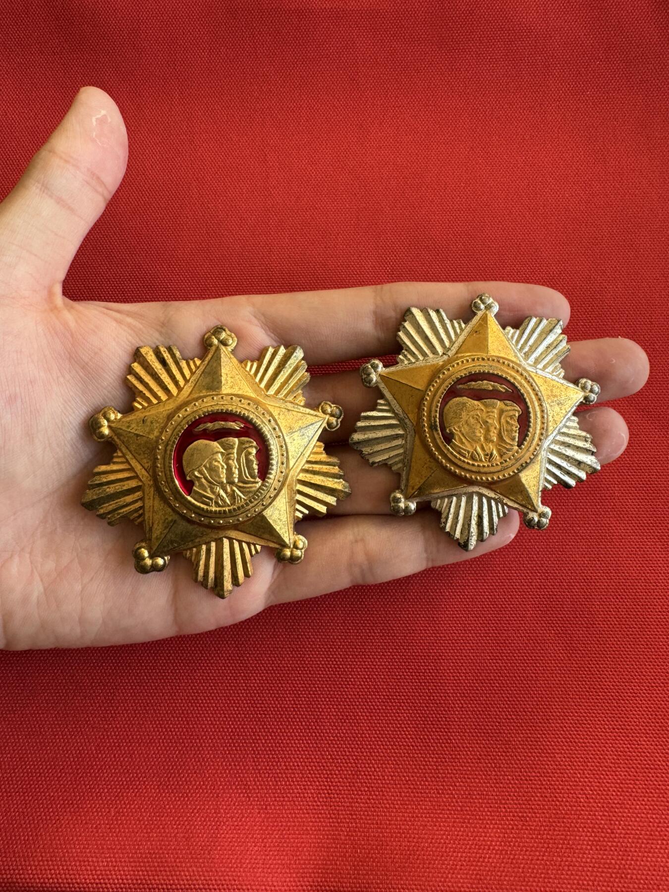 五哥徽章群   11号周二晚上八点4群联拍 朝鲜一级、二级军事服务荣誉勋章