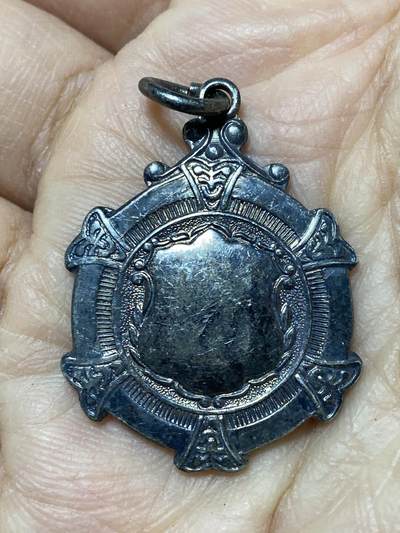 2025年第一百二十七场(总第一百五十三场）外国好品章牌、散币(免佣金) - 疑似银制–英国🇬🇧1970年戏剧类章牌