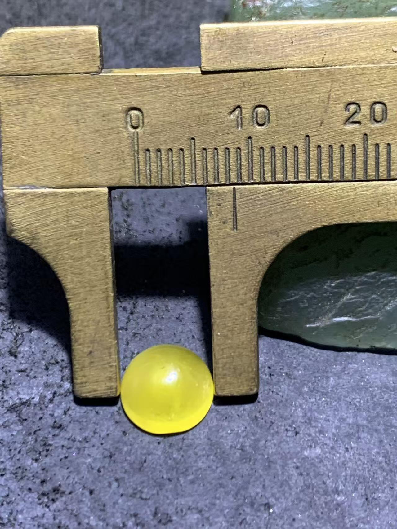 乌克兰蜜蜡随形蛋面一个，