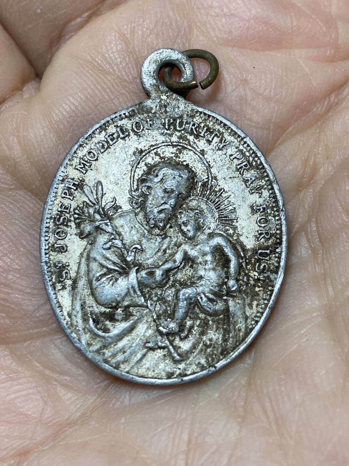 2025年第一百二十七场(总第一百五十三场）外国好品章牌、散币(免佣金) 守护天使宗教章牌，重1.66克