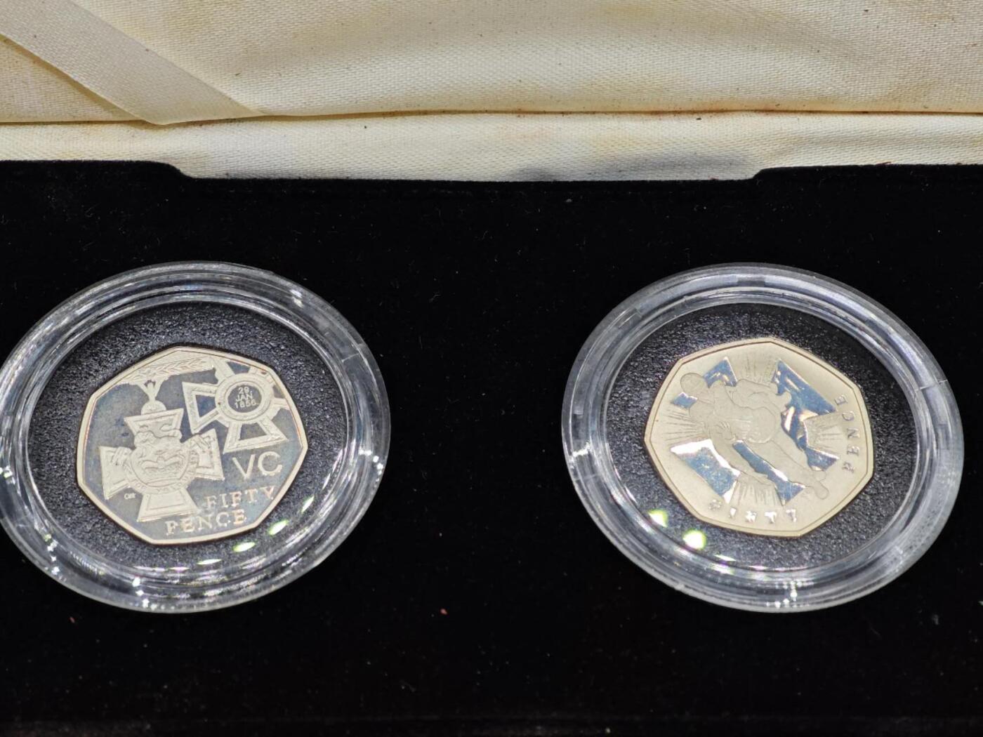 【淘币小摊】实时拍第七百九十五拍   银币套币场   满百包邮可预留二周 每周一统一发货   （稀少）2006年英国50便士2枚加厚精制银币套 维多利亚十字勋章 2X16克925银 发行量5千 盒证全