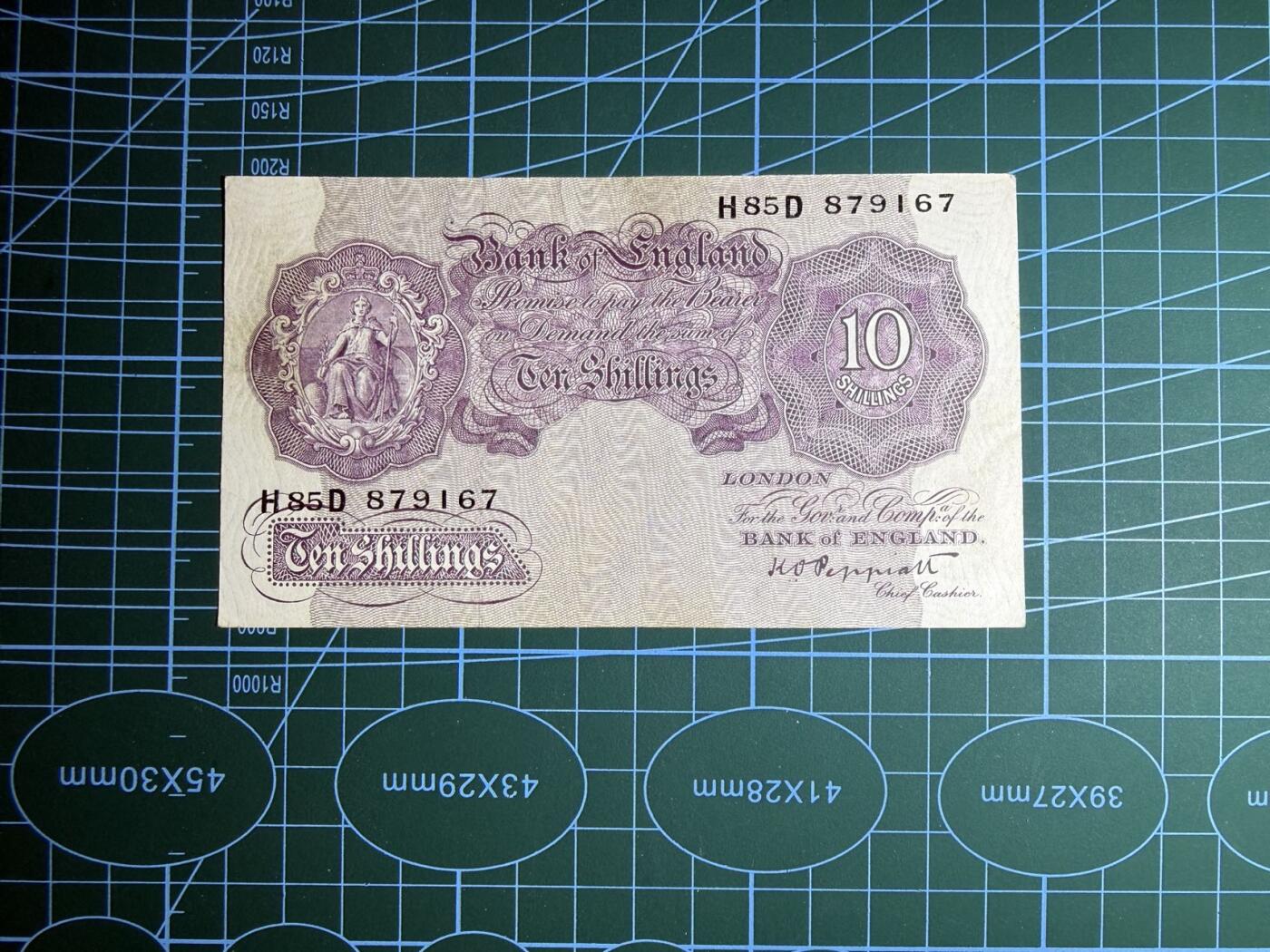 【炜奕收藏】，第五十期 英国A序列10先令战时紫色版，AU品相