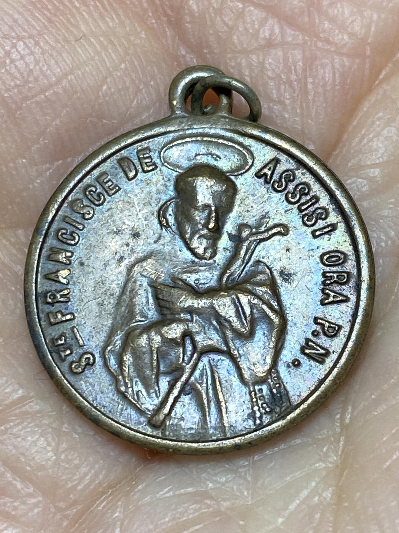 2025年第一百二十七场(总第一百五十三场）外国好品章牌、散币(免佣金) 帕多瓦的圣安东尼宗教圣牌，重3.29克