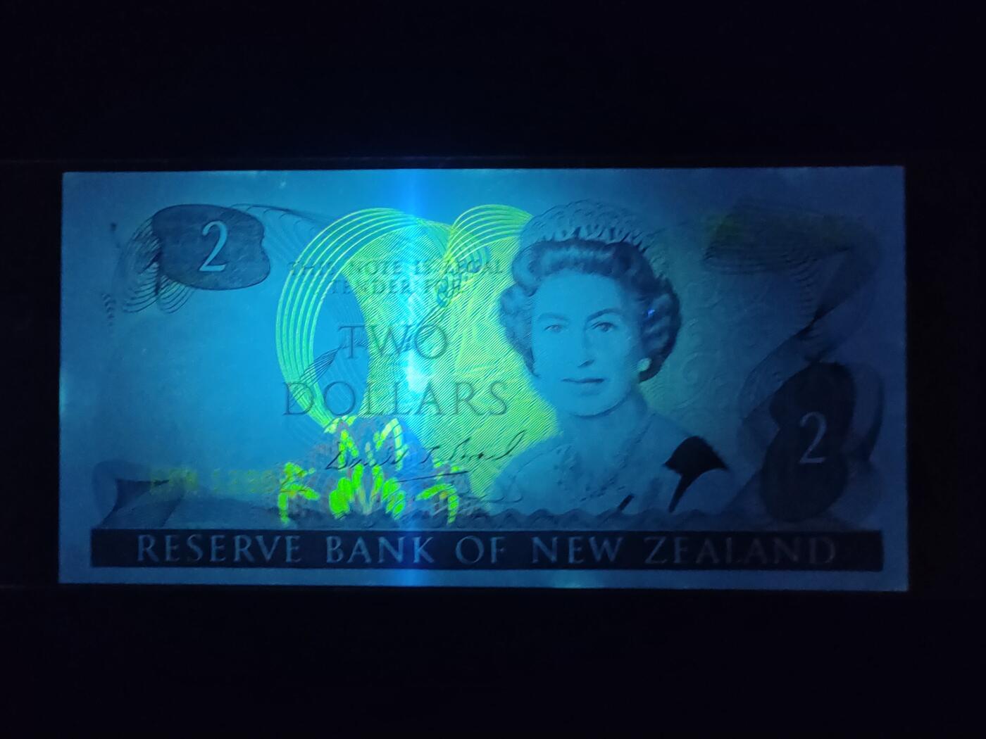 中外各国钞、纪念钞、券专场（第三十三场） 【绝版】1981～1992年新西兰2圆刺鹩/女王版全新老纸钞 大洋洲钱币 灯下有斑 介意勿拍