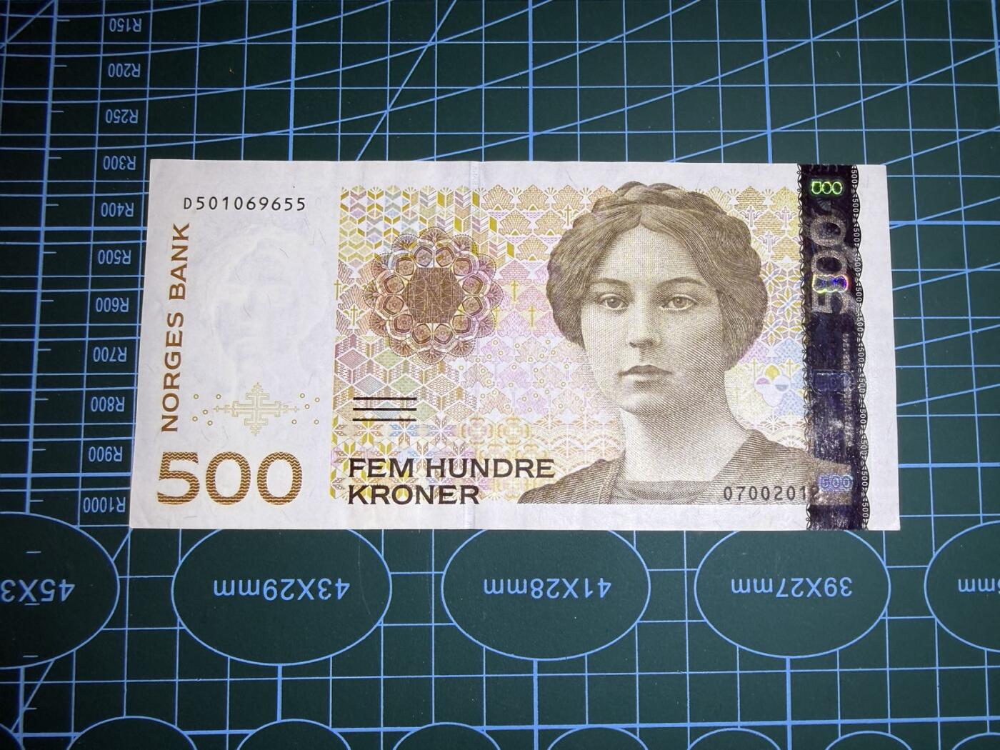 【炜奕收藏】，第五十期 2012年挪威500克朗，UNC-品相，轻微压痕，号码无47