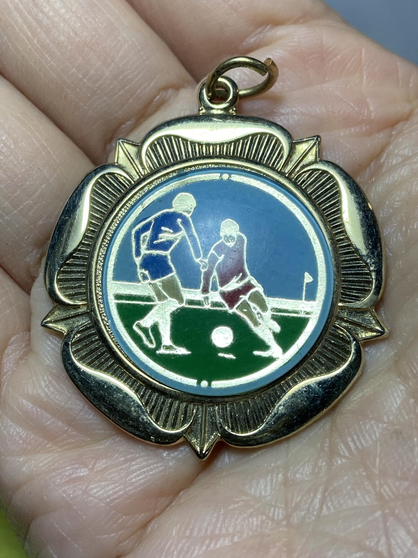 2025年第一百二十七场(总第一百五十三场）外国好品章牌、散币(免佣金) 高光镜面–足球比赛纪念章，重16.65克