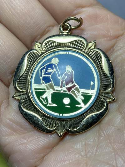 2025年第一百二十七场(总第一百五十三场）外国好品章牌、散币(免佣金) - 高光镜面–足球比赛纪念章，重16.65克