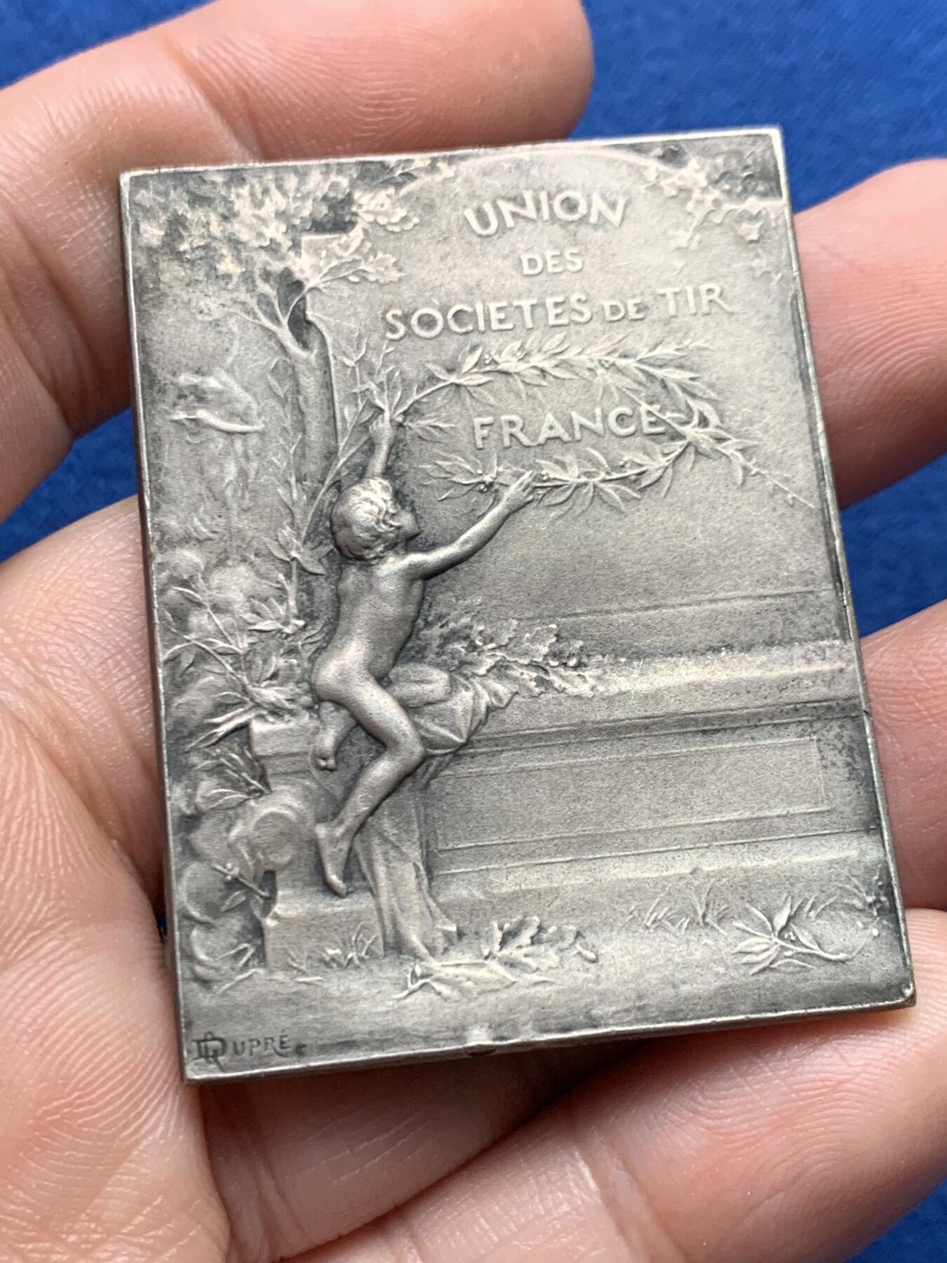 《竞宝斋》第437场 周日，周一2场连拍 （全场包邮） 法国射击协会联盟镀银铜章，51*38.5MM，45.65克，三角铜标边铭。