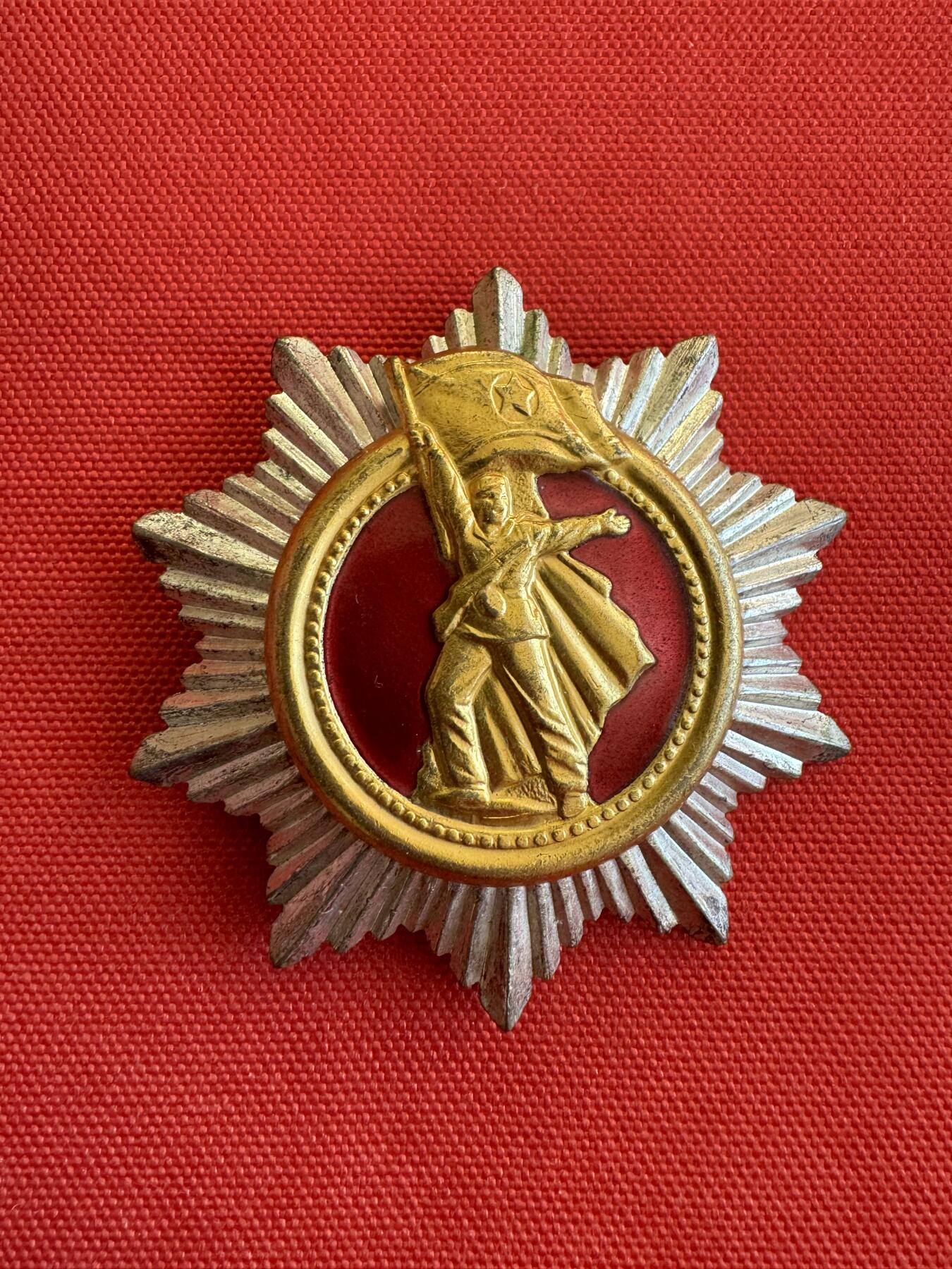 五哥徽章群   11号周二晚上八点4群联拍 朝鲜祖国解放战争胜利40周年纪念勋章