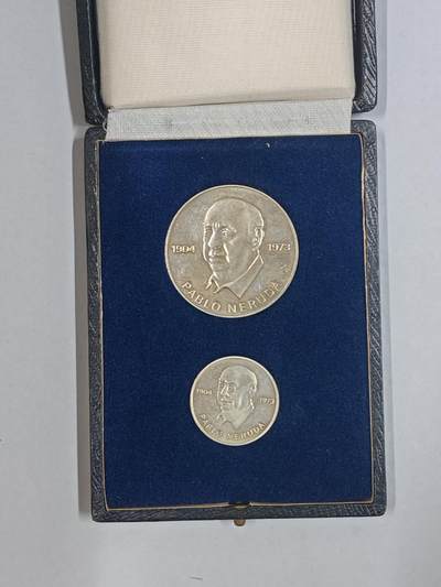 韵星假日精品2025秋季军品类拍卖会-- Rimey Holidays Boutique 2025 Autumn Militaria Sale - 民主德国 为纪念智利诗人-诺贝尔文学奖得主巴勃罗·聂鲁达颁发纪念章一套