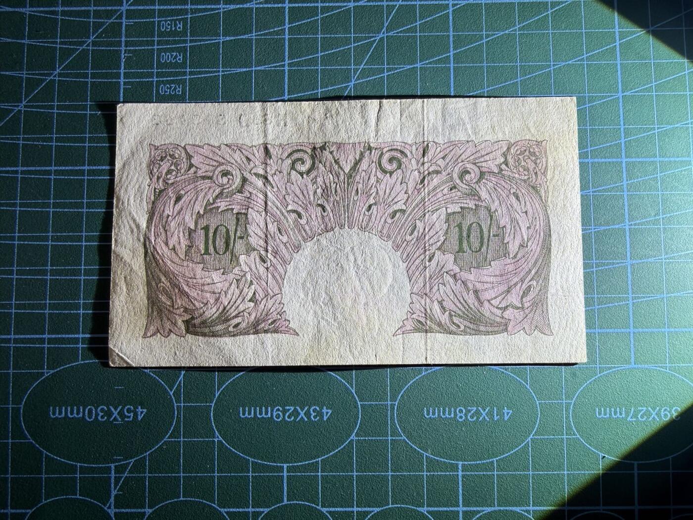 【炜奕收藏】，第五十期 英国A序列10先令战时紫色版，AU品相