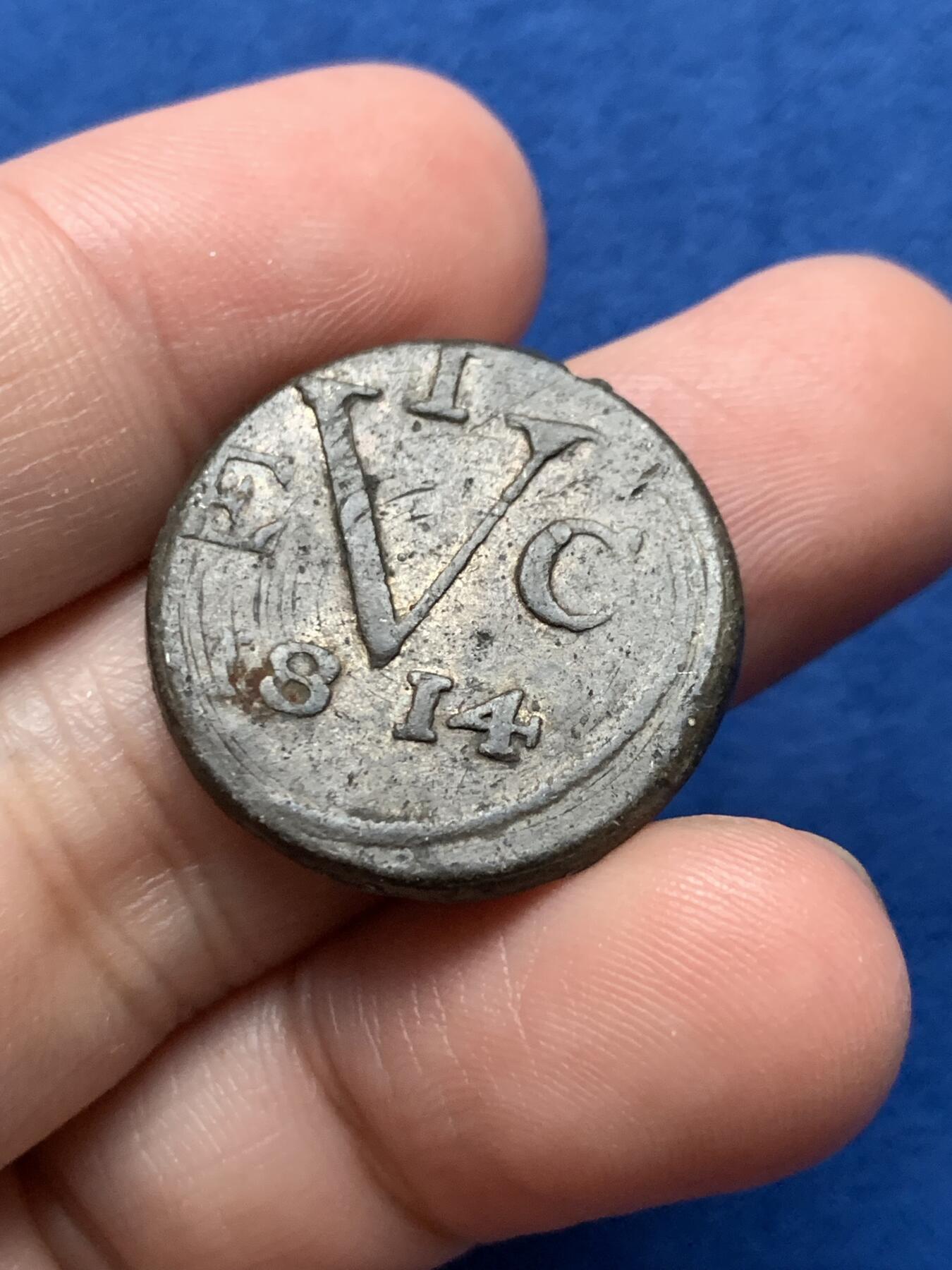 《竞宝斋》第437场 周日，周一2场连拍 （全场包邮） 英属东印度公司爪哇岛锡币，拿破仑战争时期，1814年英属东印度公司占领爪哇岛所打制发行的货币，正面：东印度公司标记VEIC 缩写标记，年份1814，背面：面值1 Duit，热带地区外加材质好品保存不易，少见品种。