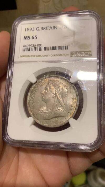 《竞宝斋》第437场 周日，周一2场连拍 （全场包邮） NGC MS65 英国 1893年 维多利亚披纱半克朗银币 香槟色包浆 细节非常不错