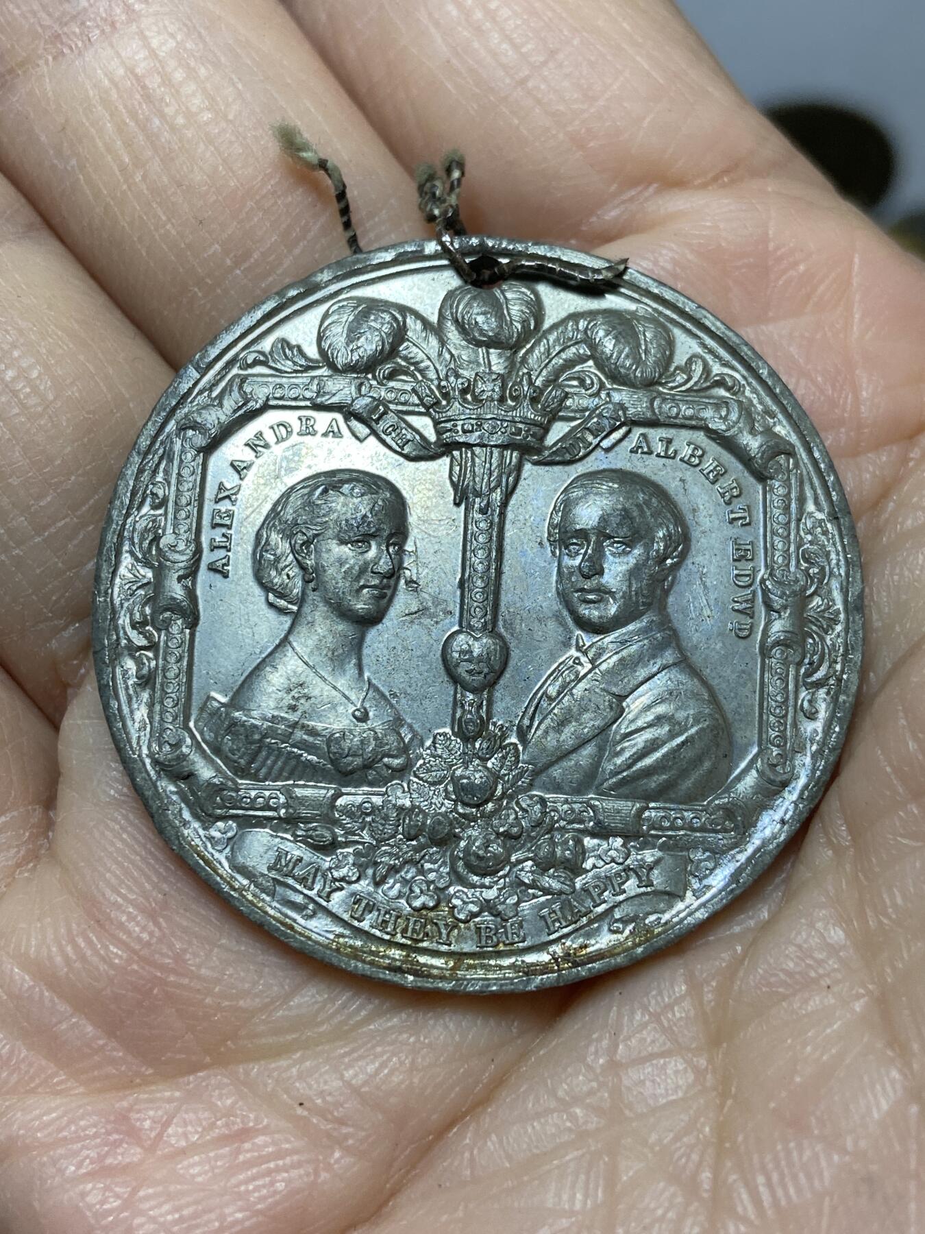 2025年第一百二十七场(总第一百五十三场）外国好品章牌、散币(免佣金) 精美保存完好–英国🇬🇧1863年阿尔伯特亲王(爱德华七世)与亚历山德拉公主婚礼纪念章，重14.20克