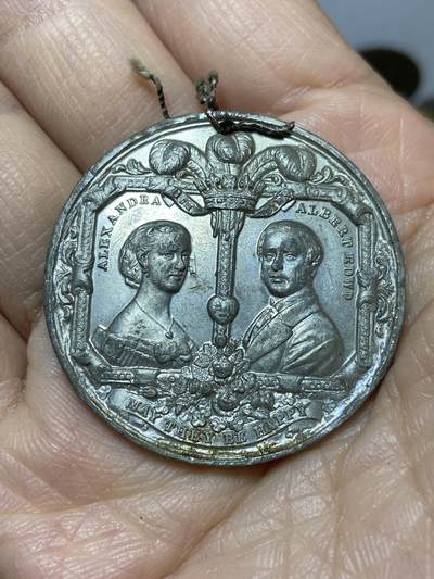 2025年第一百二十七场(总第一百五十三场）外国好品章牌、散币场(免佣金) - 精美保存完好–英国🇬🇧1863年阿尔伯特亲王(爱德华七世)与亚历山德拉公主婚礼纪念章，重14.20克