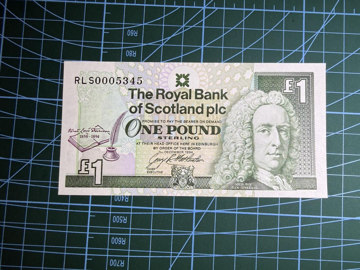 【炜奕收藏】，第五十期 1994年苏格兰皇家银行1镑纪念钞，UNC品相，千位顺子号