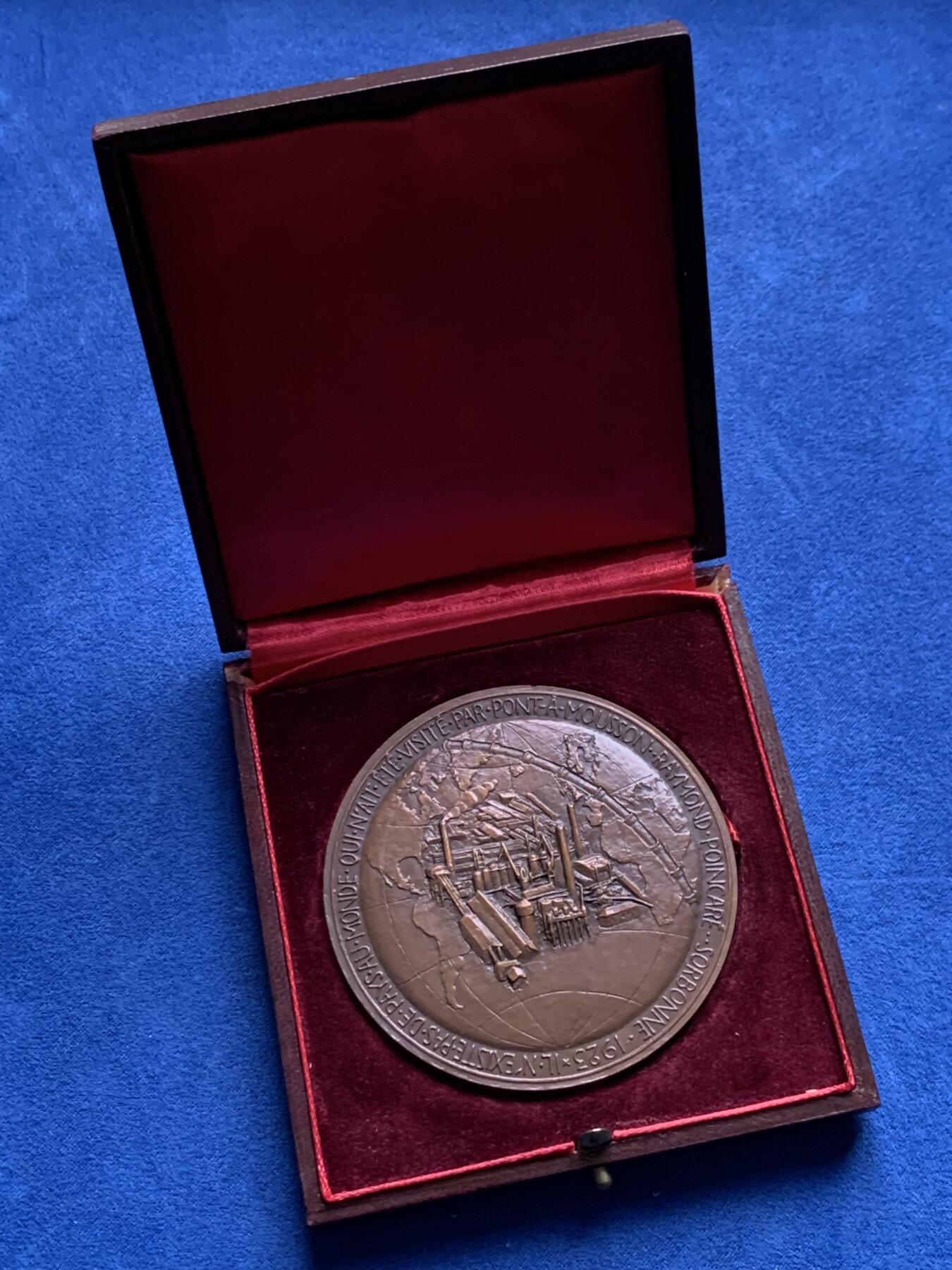 《竞宝斋》第437场 周日，周一2场连拍 （全场包邮） 名家名作 纪念蓬阿穆松市建城100周年大铜章 149克 67.7mm 丰饶角铜标 带盒 背面世界地图漂亮