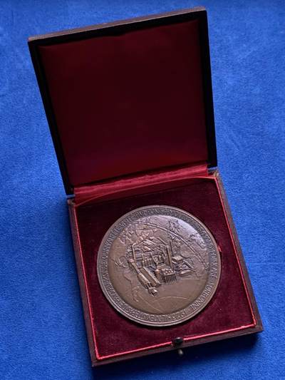 《竞宝斋》第437场 周日，周一2场连拍 （全场包邮） 名家名作 纪念蓬阿穆松市建城100周年大铜章 149克 67.7mm 丰饶角铜标 带盒 背面世界地图漂亮