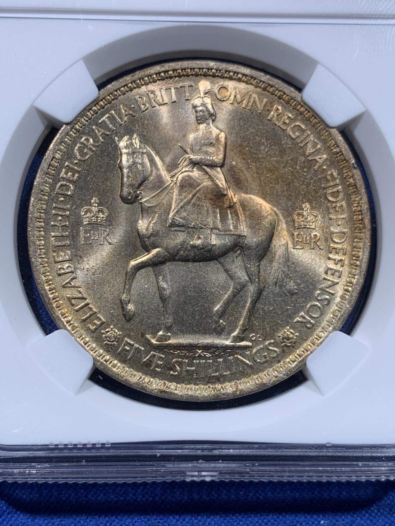 《竞宝斋》第437场 周日，周一2场连拍 （全场包邮） NGC MS65 英国1953年伊丽莎白二世女王登基纪念克朗，原汁原味淡金彩包浆，包浆醇厚浓郁，转光强烈细节优秀。