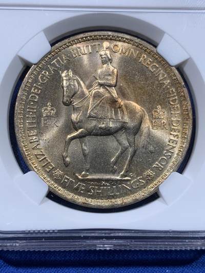 《竞宝斋》第437场 周日，周一2场连拍 （全场包邮） NGC MS65 英国1953年伊丽莎白二世女王登基纪念克朗，原汁原味淡金彩包浆，包浆醇厚浓郁，转光强烈细节优秀。