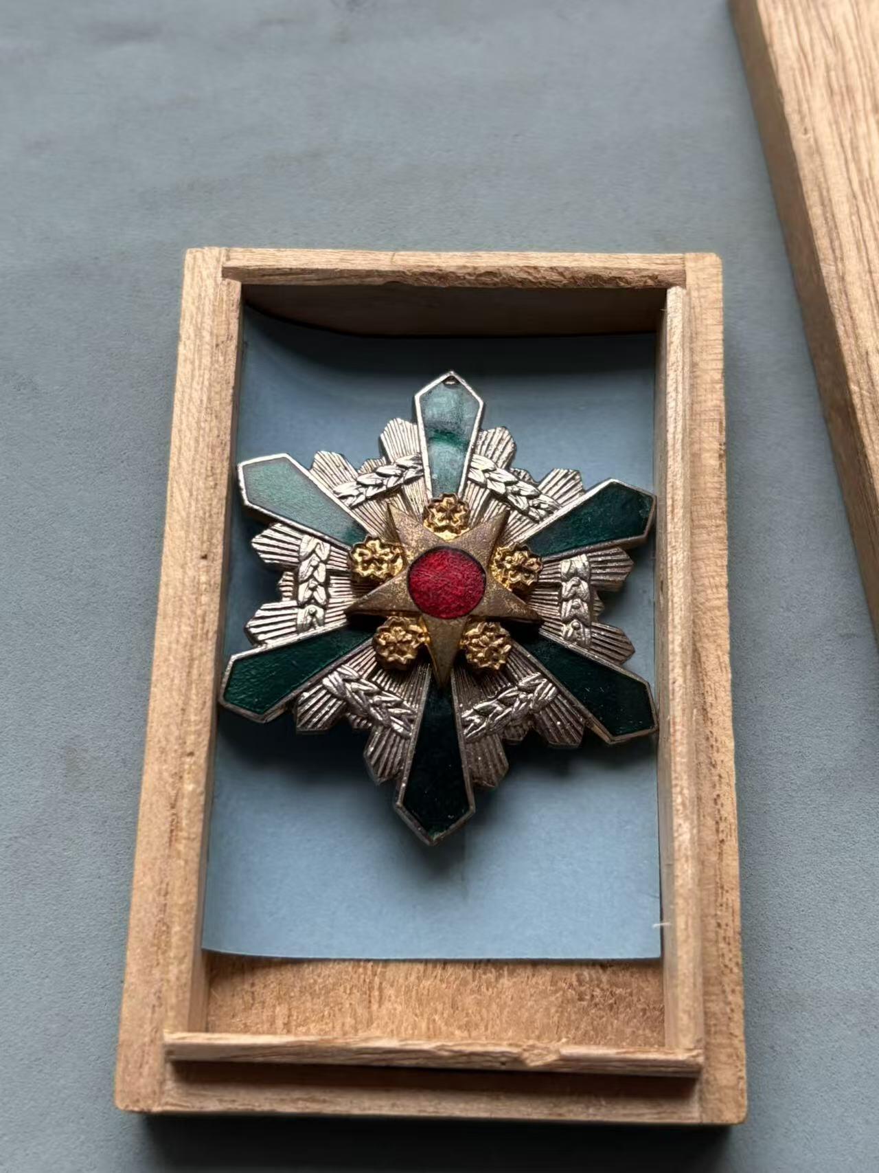 盛世勋华——号角文化勋章邮票专场拍卖第290期 日本旭川市中小企业员工长期服务奖 带原盒