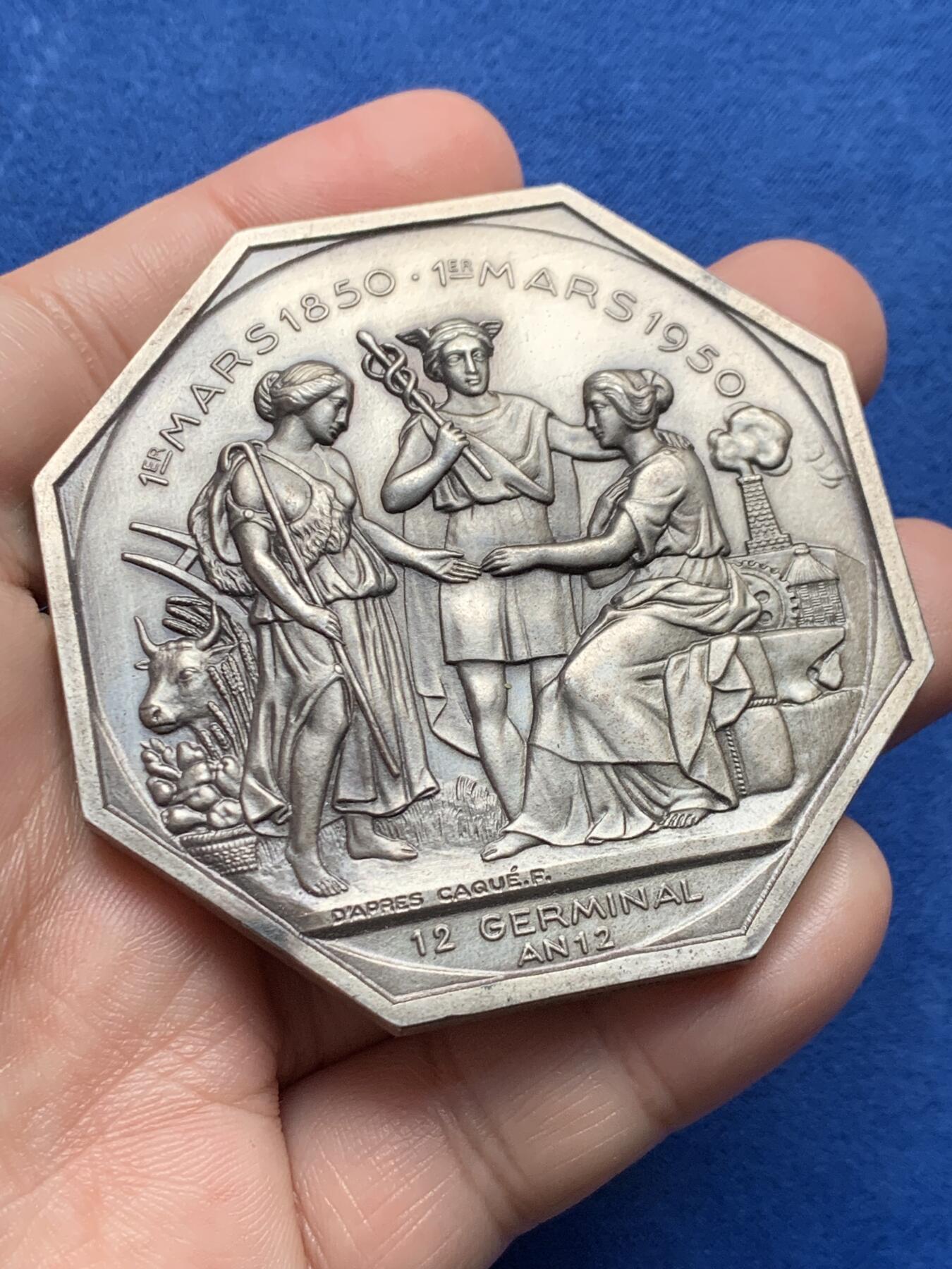 《竞宝斋》第437场 周日，周一2场连拍 （全场包邮） 法国埃纳省圣康坦工商会镀银大铜章，直径62.8mm，重约136.9g，边铭：1980 丰饶角BRONZE，正面刻画代表工农商的三位人物，少见。