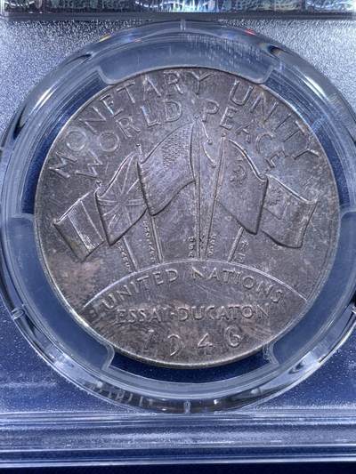 《竞宝斋》第437场 周日，周一2场连拍 （全场包邮） PCGS SP64 1946年联合国成立银样章 紫罗兰五彩包浆 正面： “敬畏 对话 需求 宗教”四大自由理念，背面：联合国安理会五大常任理事国——中美苏英法的国旗以及国名，其中最右边旗下标汉字中国。其上标有世界和平和统一货币。银章发行量不足千枚，非常珍稀。卡尔·格鲁佩作品 细节见图