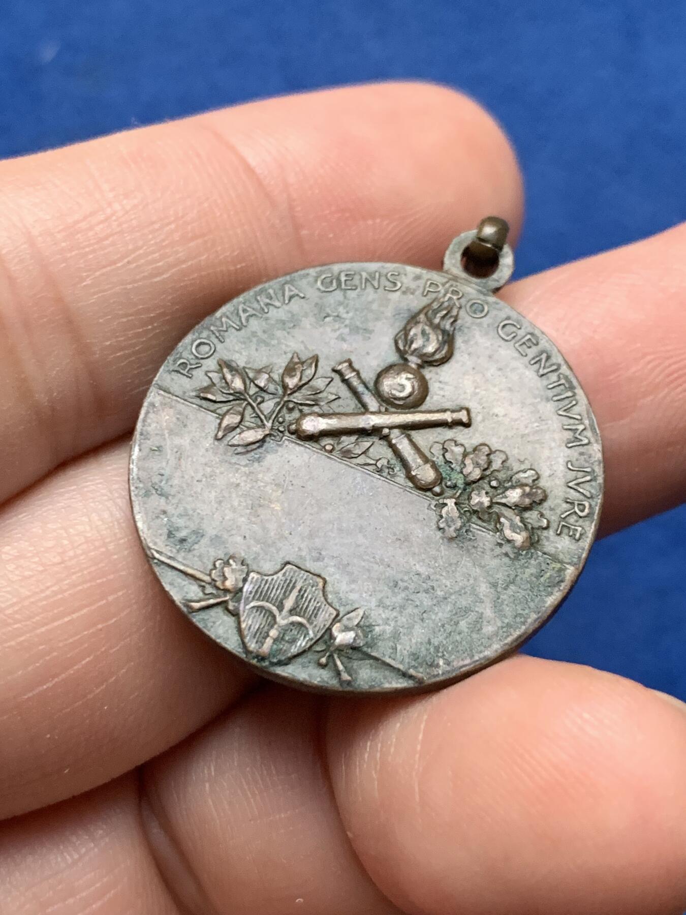 《竞宝斋》第437场 周日，周一2场连拍 （全场包邮） 第5重型野战炮兵团纪念章 8.6克 28mm