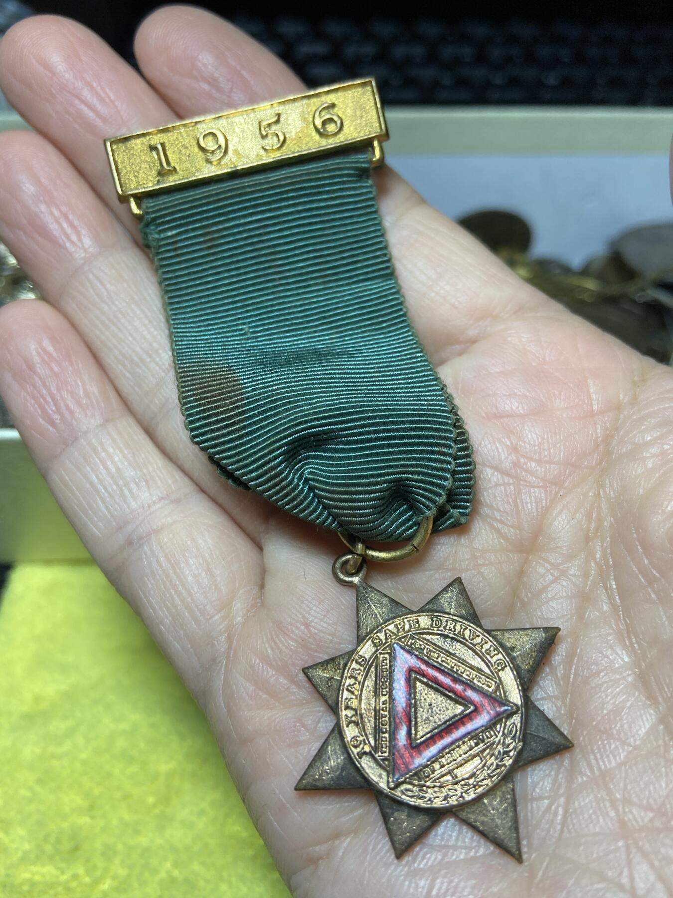 2025年第一百二十七场(总第一百五十三场）外国好品章牌、散币(免佣金) 英国🇬🇧皇家事故预防协会1956年10年安全驾驶奖章，重13.29克