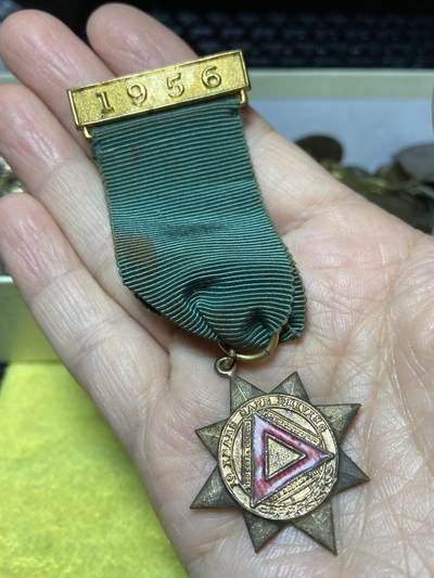 2025年第一百二十七场(总第一百五十三场）外国好品章牌、散币(免佣金) - 英国🇬🇧皇家事故预防协会1956年10年安全驾驶奖章，重13.29克