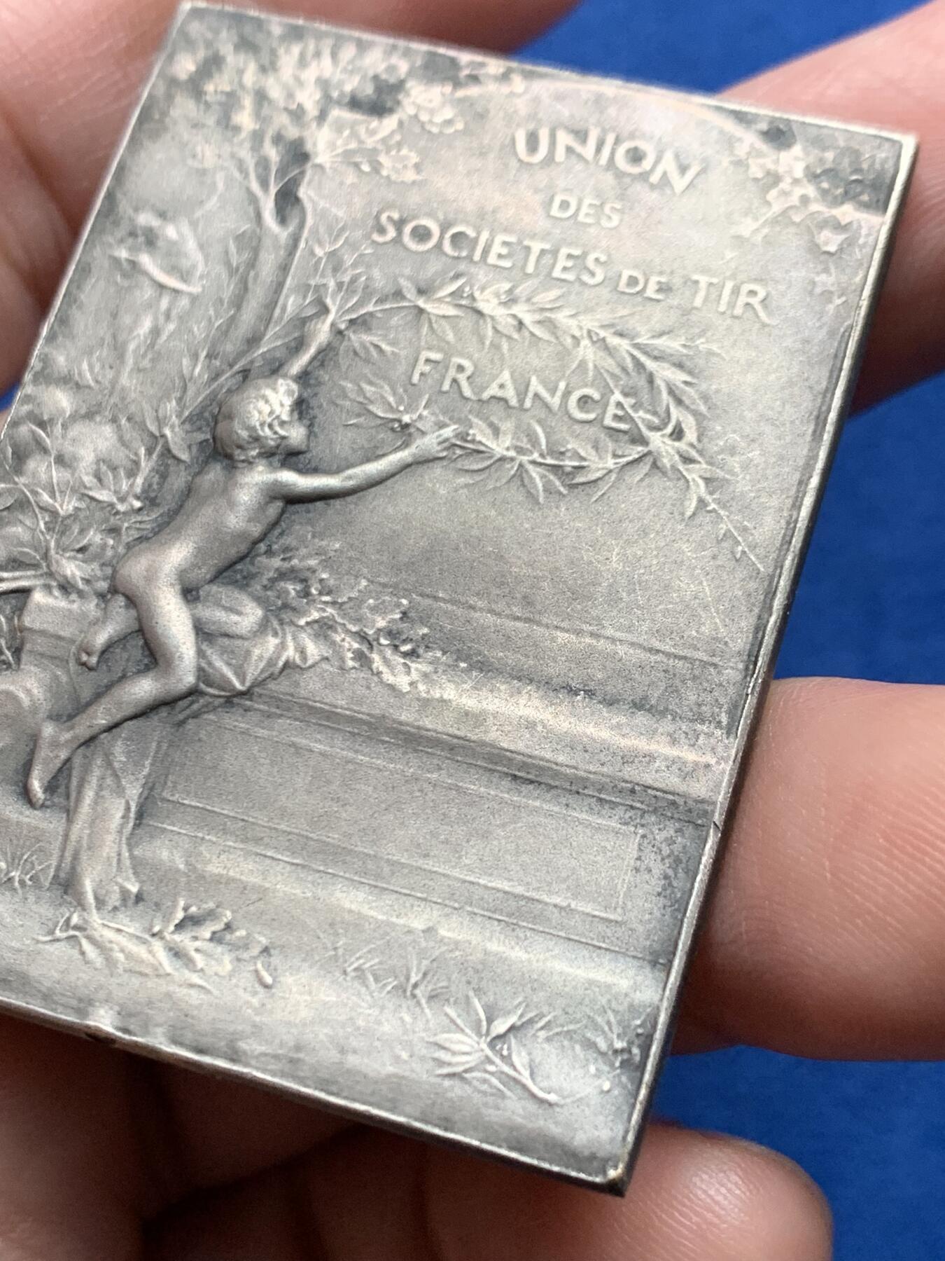 《竞宝斋》第437场 周日，周一2场连拍 （全场包邮） 法国射击协会联盟镀银铜章，51*38.5MM，45.65克，三角铜标边铭。