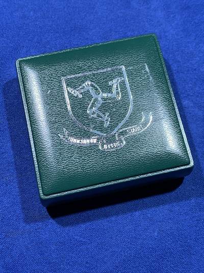 《竞宝斋》第437场 周日，周一2场连拍 （全场包邮） - 1979年马恩岛货币300周年1克朗纪念币 带盒