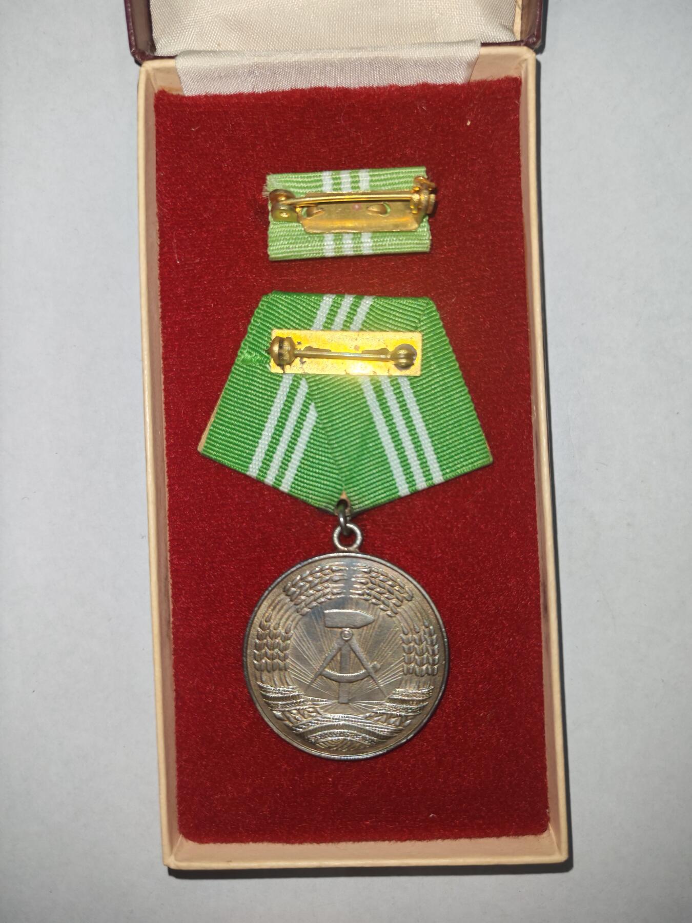 韵星假日精品2025秋季军品类拍卖会-- Rimey Holidays Boutique 2025 Autumn Militaria Sale 民主德国内务部银级忠诚服务奖章 早期无国徽版本