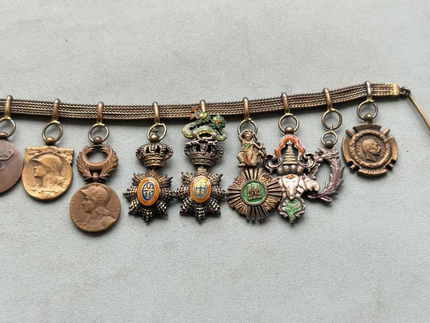 盛世勋华——号角文化勋章邮票专场拍卖第288期 法国11联迷你礼服链 （珠宝定制版）包括：荣誉军团勋章.战斗十字奖章.一战胜利奖章.一战战争纪念奖章.一战东方战役奖章.柬埔寨王室勋章.安南青龙勋章.柬埔寨索瓦塔拉皇家勋章.老挝万象及白伞勋章.学术棕榈勋章.塞尔维亚一战奖章 部分银制 东南亚勋章少见