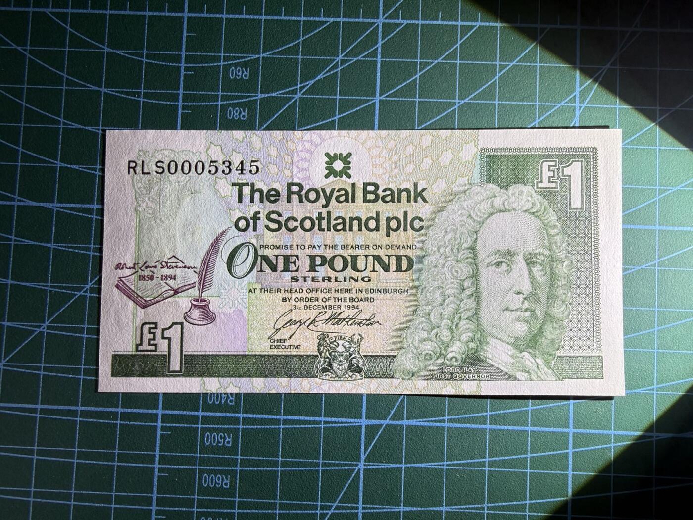 【炜奕收藏】，第五十期 1994年苏格兰皇家银行1镑纪念钞，UNC品相，千位顺子号