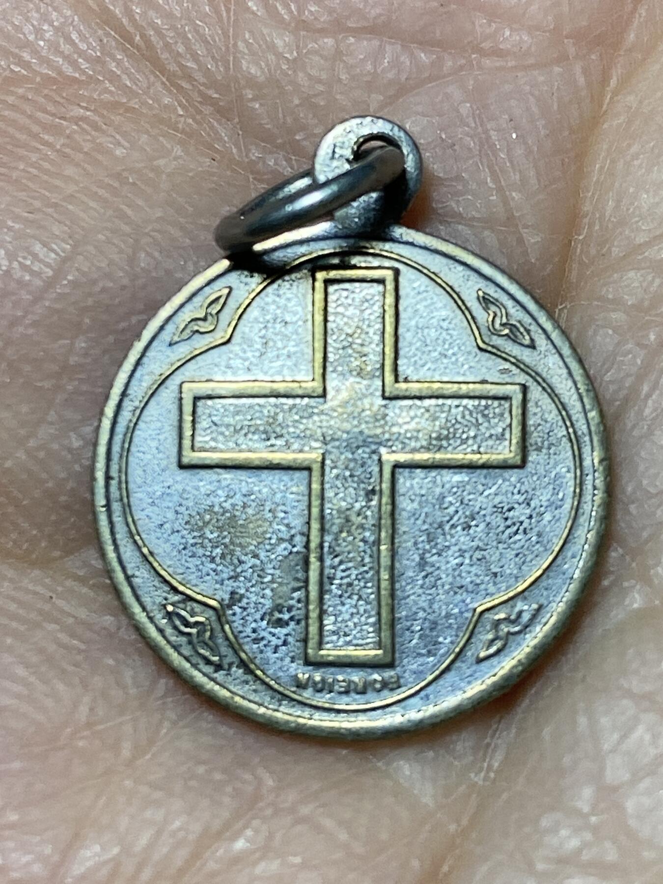 2025年第一百二十七场(总第一百五十三场）外国好品章牌、散币(免佣金) 天主教主祷文全文宗教章牌，重1.39克