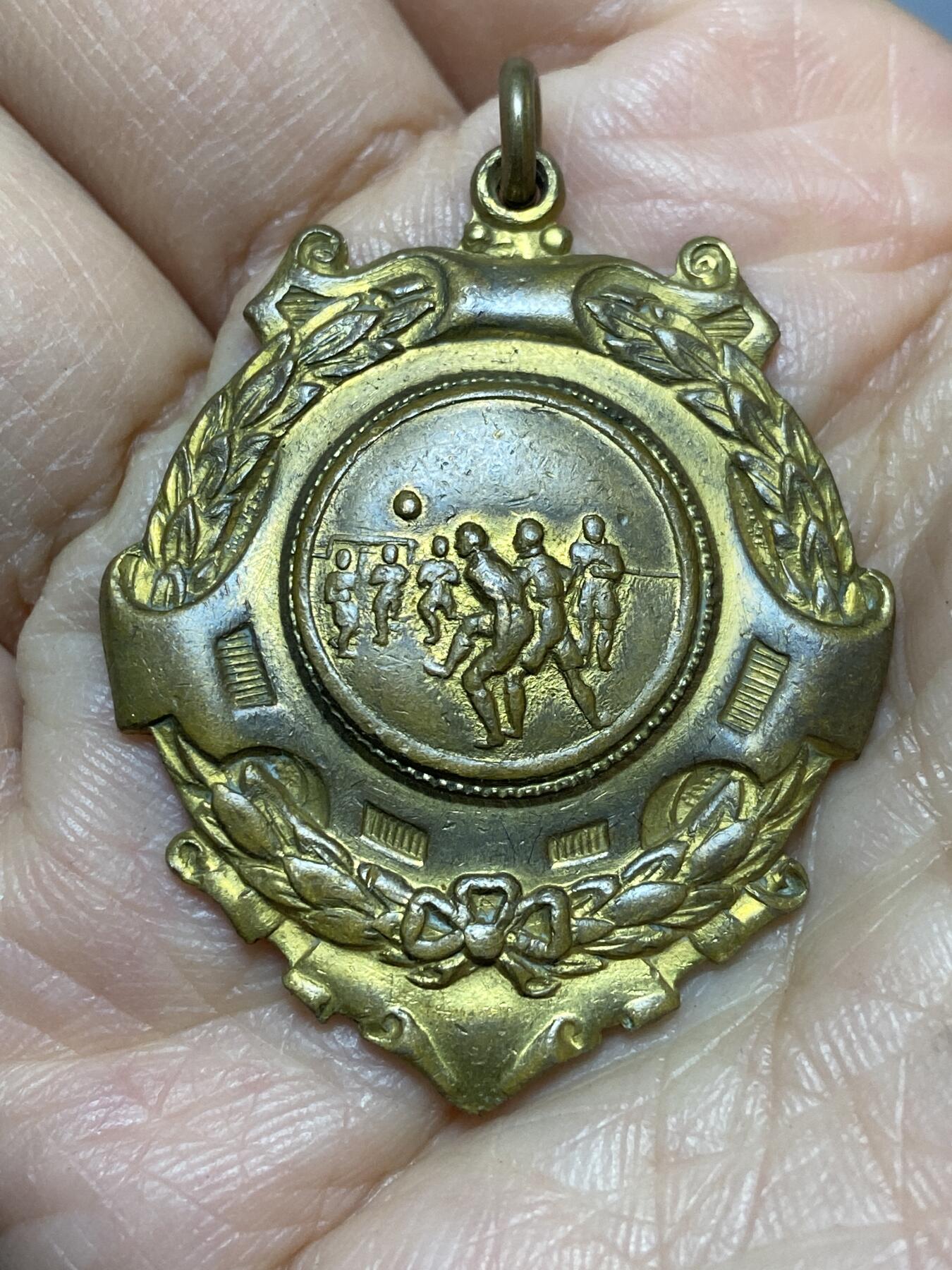 2025年第一百二十七场(总第一百五十三场）外国好品章牌、散币(免佣金) 英国🇬🇧地方足球赛事奖牌，重14.78克