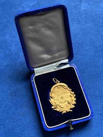 《竞宝斋》第437场 周日，周一2场连拍 （全场包邮） - 1902年法国josse ten noode缤纷花车巡游镀金纪念章 7.38克 27.3*34.2mm