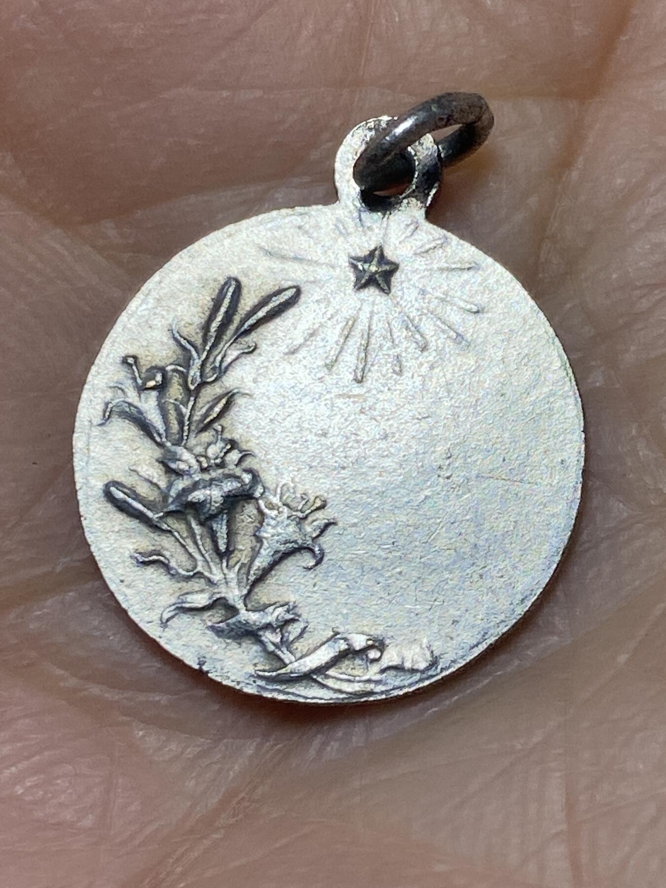 2025年第一百二十七场(总第一百五十三场）外国好品章牌、散币(免佣金) 天主教圣方济各主题的宗教圣牌，重2.02克