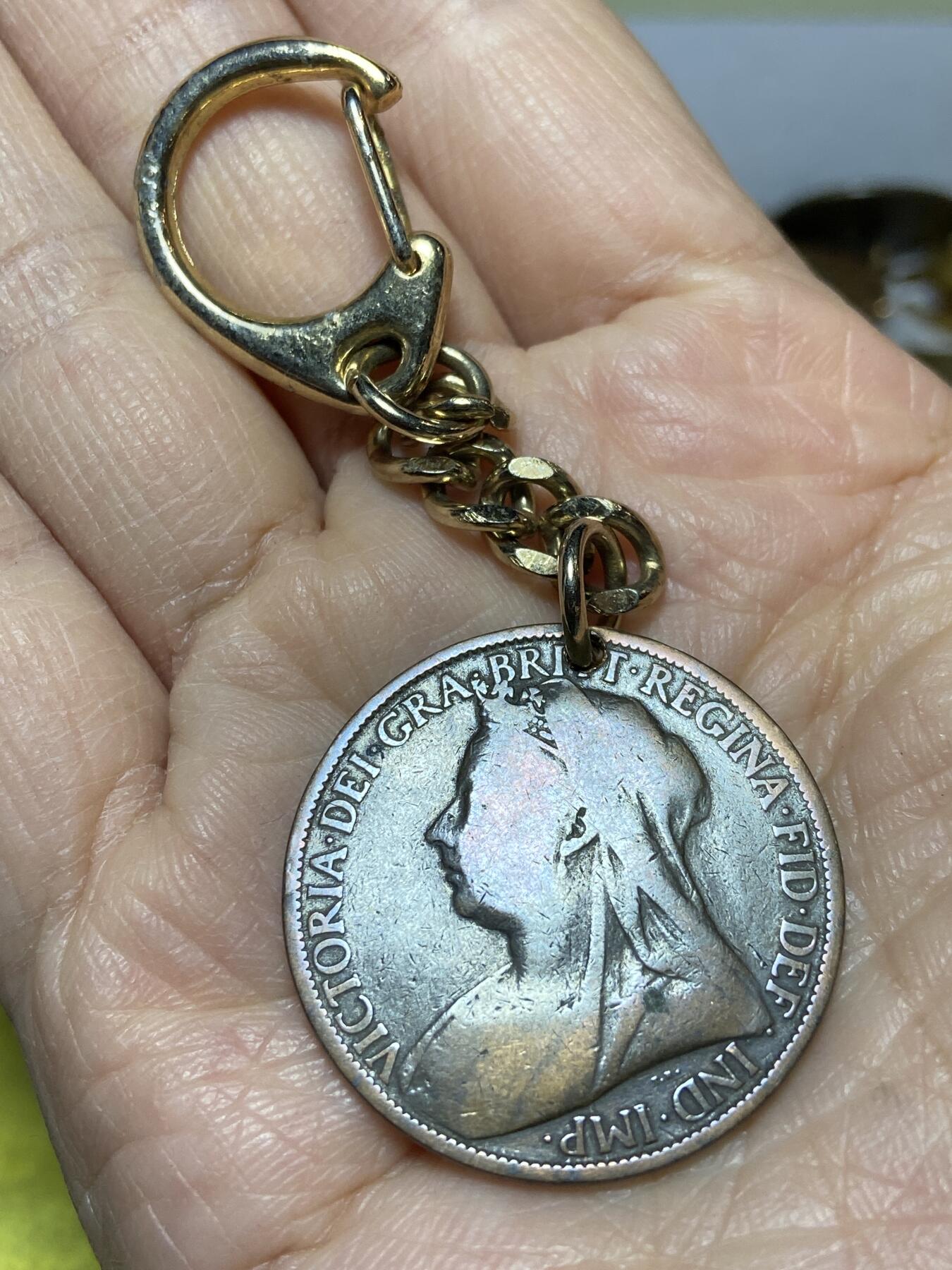 2025年第一百二十七场(总第一百五十三场）外国好品章牌、散币(免佣金) 英国🇬🇧1899年1便士钥匙扣(维多利亚女王老年披纱)，重13.45克