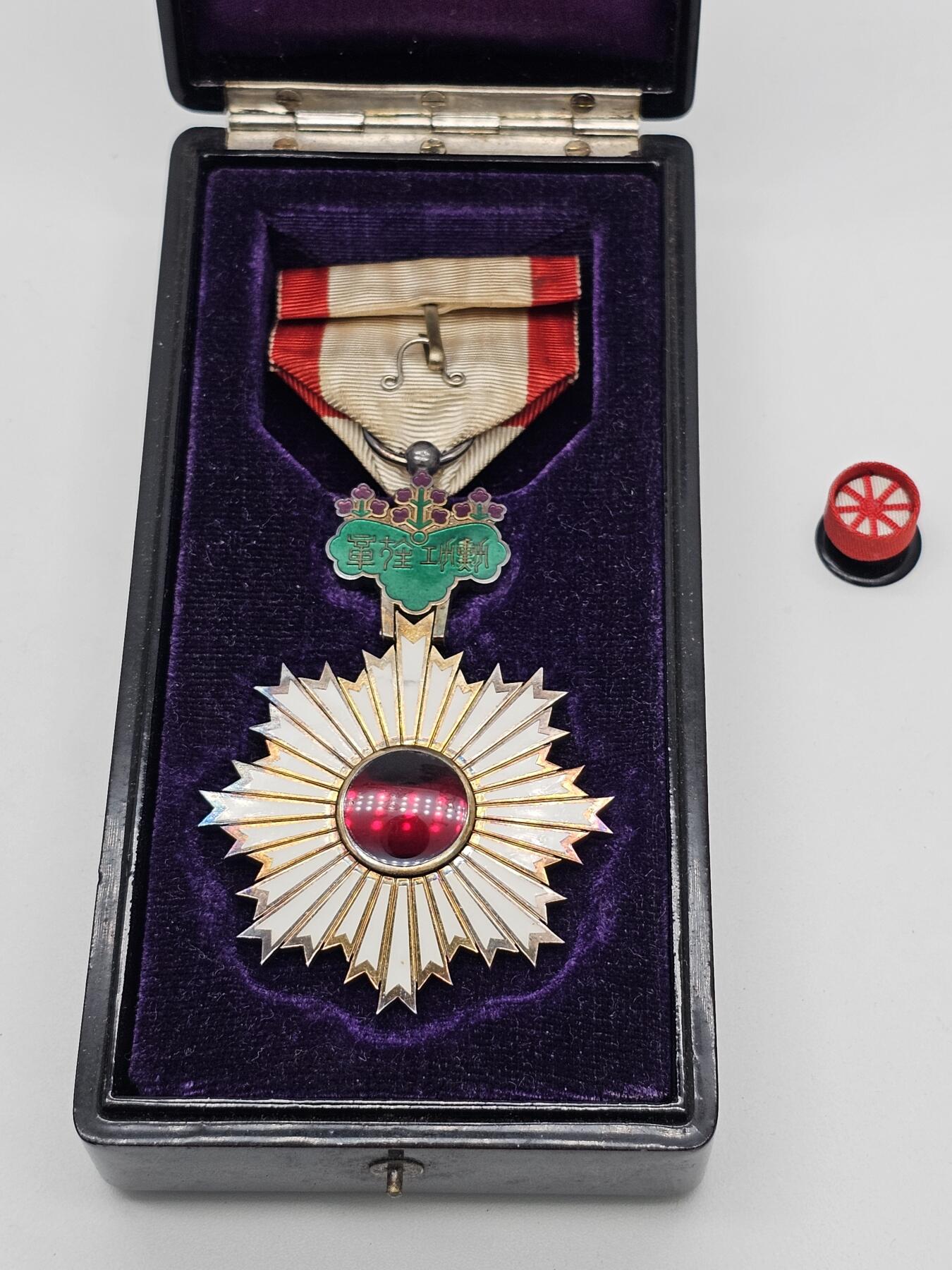 战时五等旭日章 银质珐琅带原盒抗战收藏