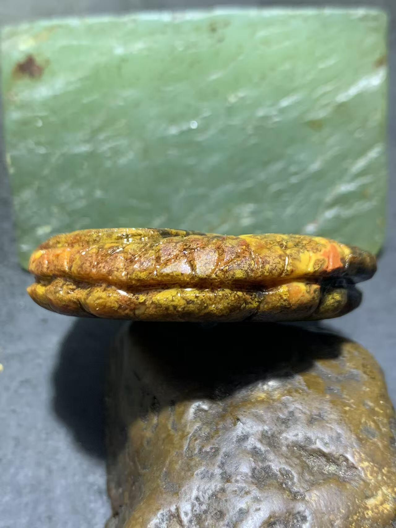 精美亚光战国红玛瑙手工俏色巧雕龙鱼莲花平安扣，（吊坠）一个