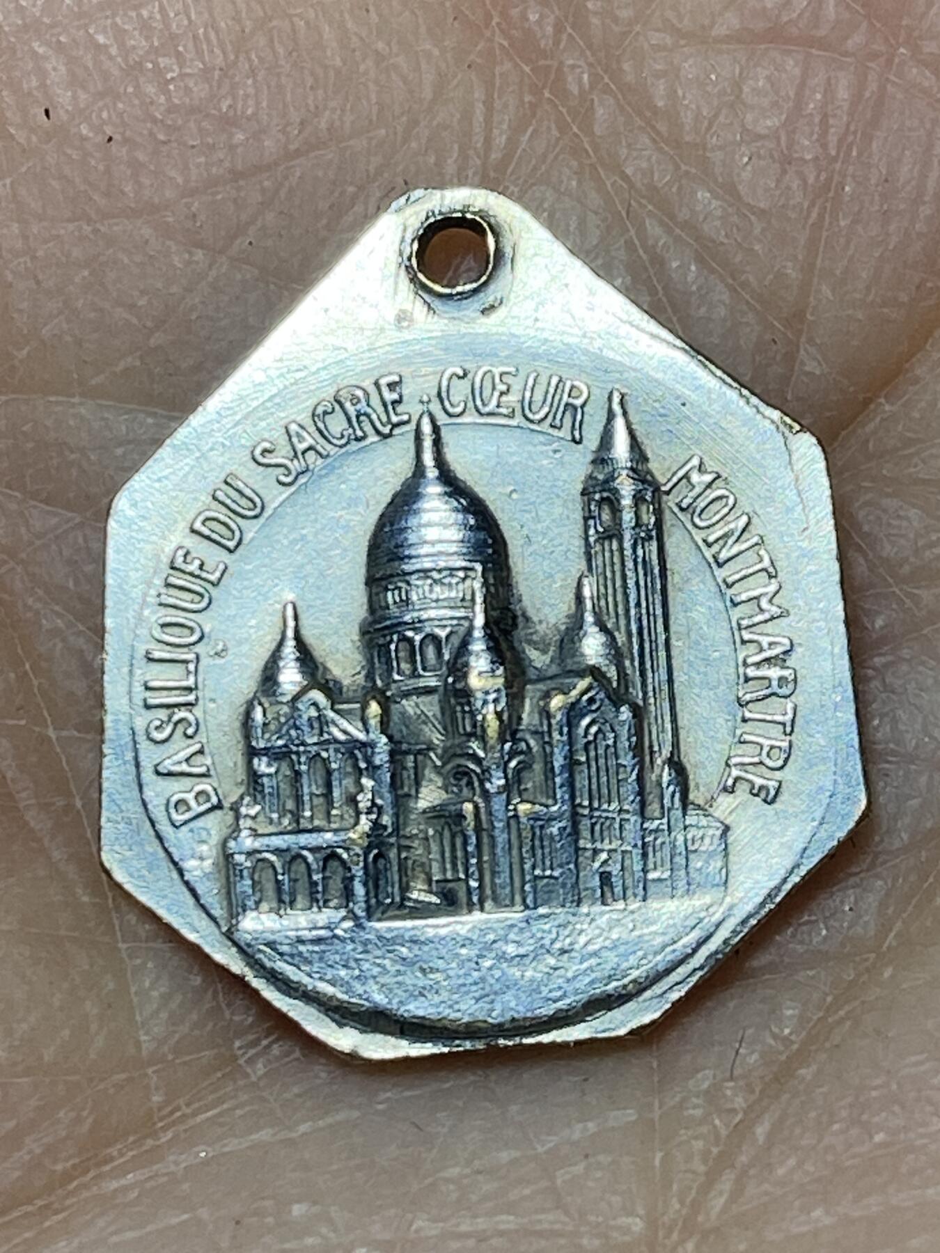 2025年第一百二十七场(总第一百五十三场）外国好品章牌、散币(免佣金) 法国🇫🇷巴黎圣心大教堂的宗教纪念牌，重1.6克