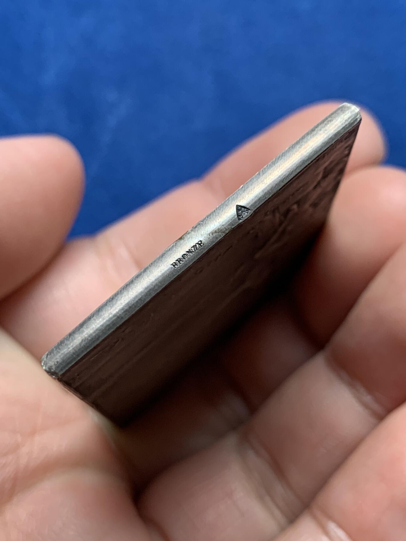 《竞宝斋》第437场 周日，周一2场连拍 （全场包邮） 法国射击协会联盟镀银铜章，51*38.5MM，45.65克，三角铜标边铭。