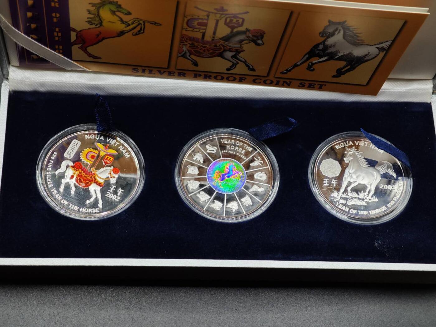 【淘币小摊】实时拍第七百九十五拍   银币套币场   满百包邮可预留二周 每周一统一发货   越南2002年马年生肖彩色精制银币3枚套原盒原证发行量3800套