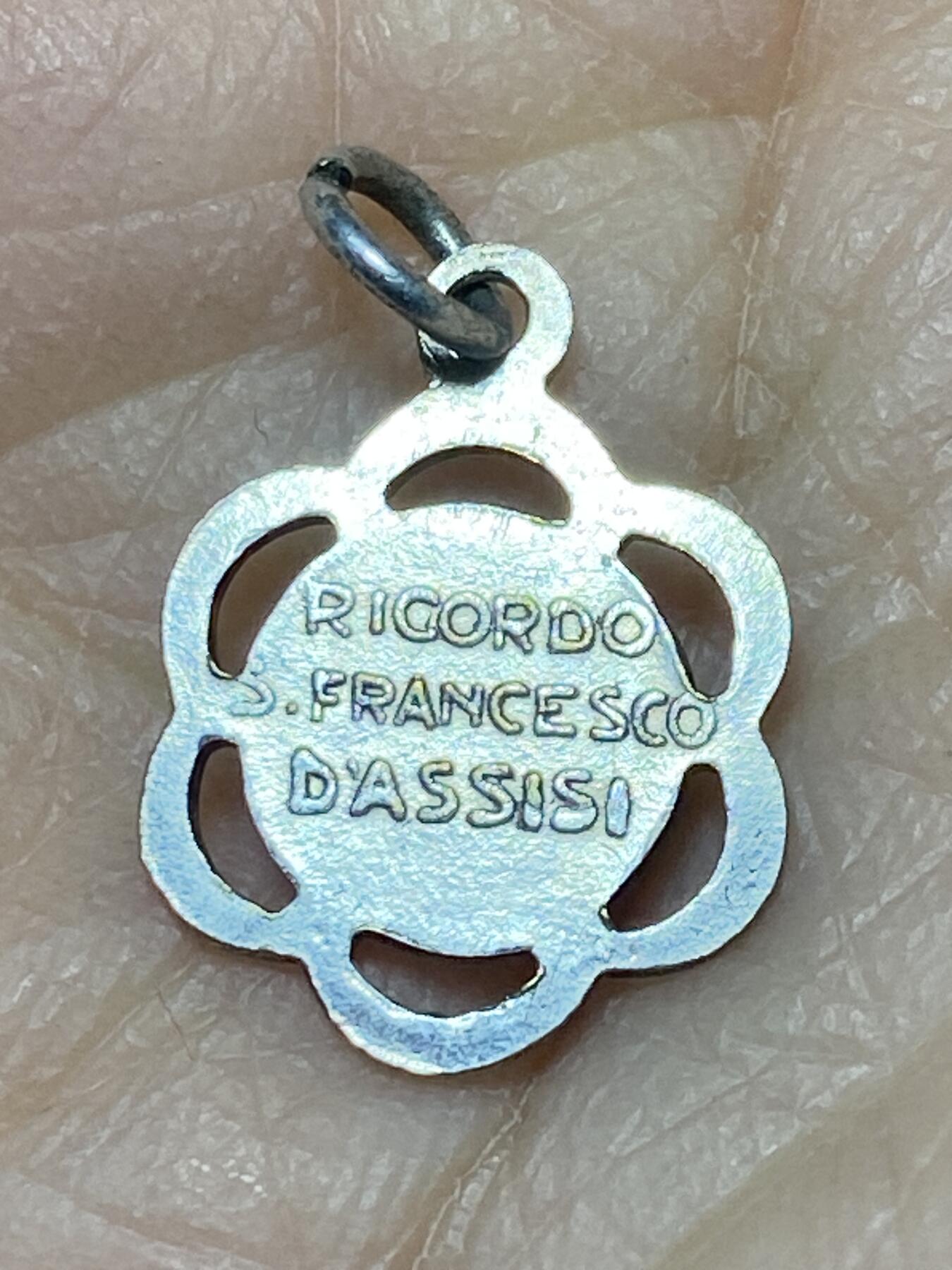 2025年第一百二十七场(总第一百五十三场）外国好品章牌、散币(免佣金) 天主教圣方济各梅花型宗教吊坠，重0.65克