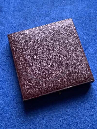 《竞宝斋》第437场 周日，周一2场连拍 （全场包邮） 名家名作 纪念蓬阿穆松市建城100周年大铜章 149克 67.7mm 丰饶角铜标 带盒 背面世界地图漂亮